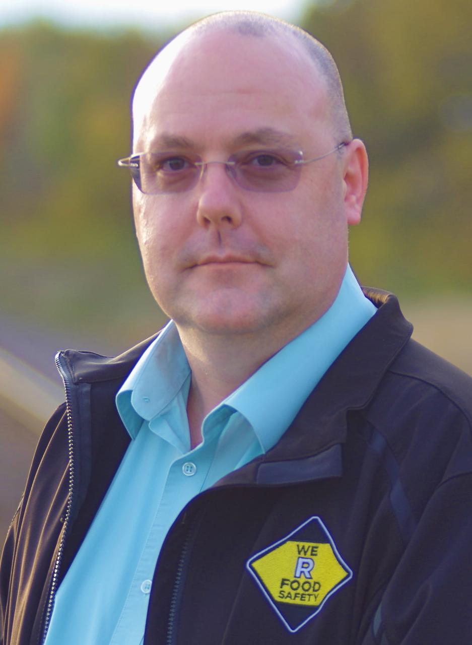 Dress shirt, Glasses, Outerwear, Sleeve, Collar
