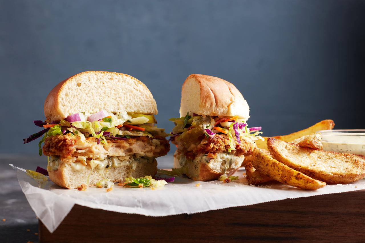 Fast food, Baked goods, Tableware, Ingredient, Sandwich, Plate, Bun, Recipe, Cuisine