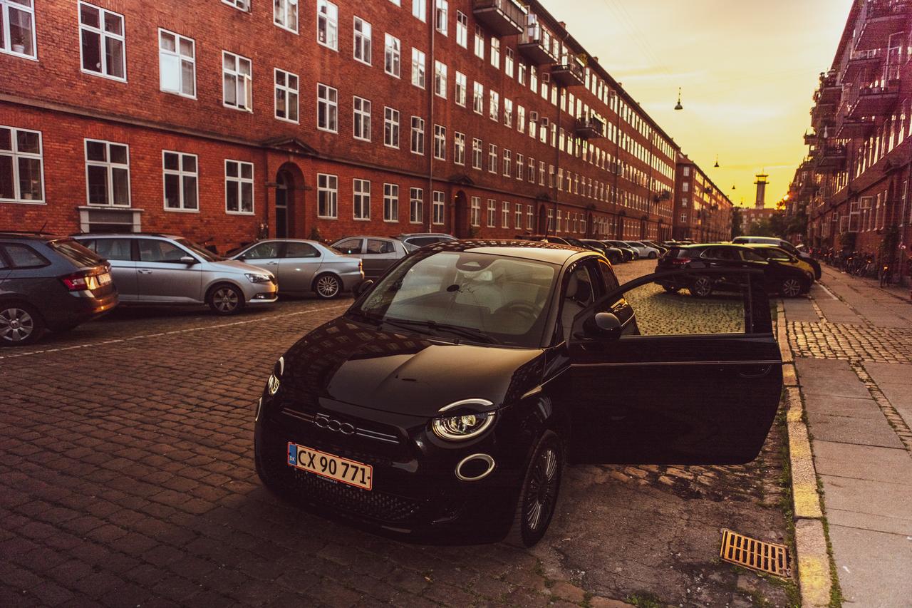 Automotive parking light, Vehicle registration plate, Car, Tire, Wheel, Building, Window, Sky
