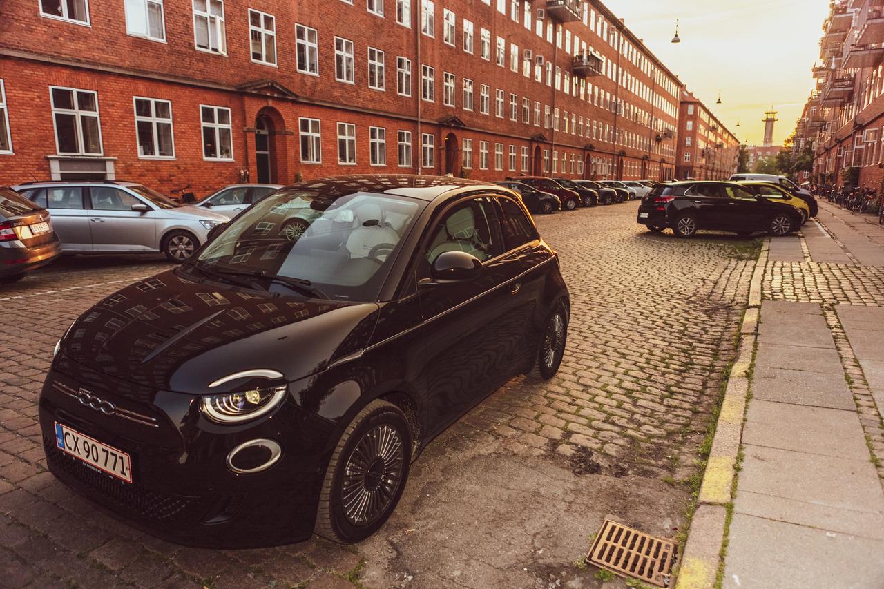 Vehicle registration plate, Automotive lighting, Wheel, Tire, Car, Building, Window, Hood