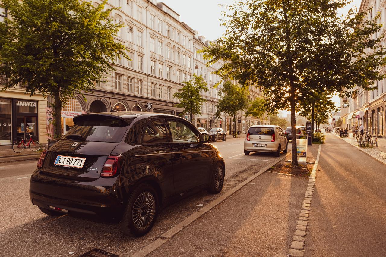 Vehicle registration plate, Automotive lighting, Car, Tire, Wheel, Building, Window, Infrastructure
