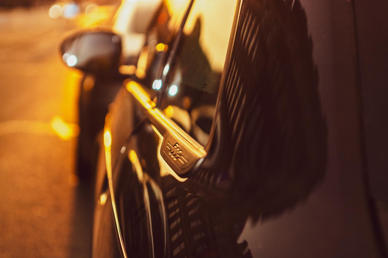 Automotive lighting, Bicycle tire, Helmet, Wheel, Hood, Vehicle, Musician