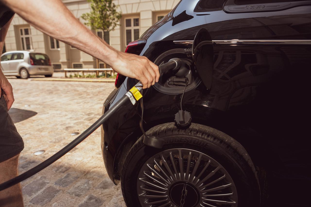 Land vehicle, Automotive tire, Wheel, Car, Hood, Tread