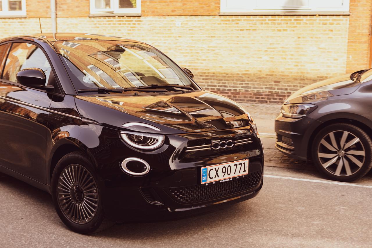 Vehicle registration plate, Automotive lighting, Wheel, Car, Tire, Hood, Grille, Window