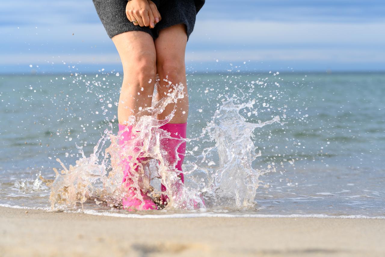 People in nature, Flash photography, Water, Cloud, Sky, Shorts, Leg, Beach, Happy