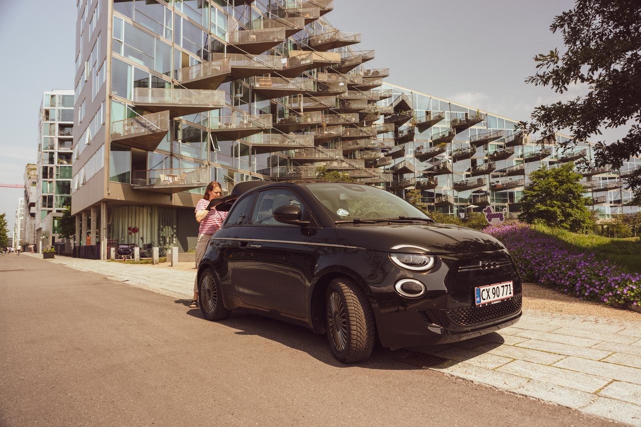 Vehicle registration plate, Tire, Sky, Wheel, Car, Plant, Building, Hood
