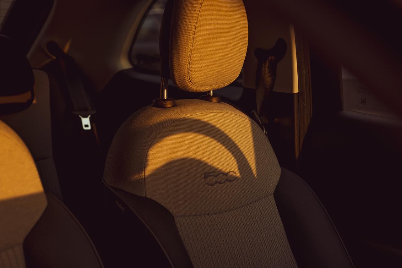 Car seat cover, Automotive lighting, Head restraint, Motor vehicle, Steering part, Armrest