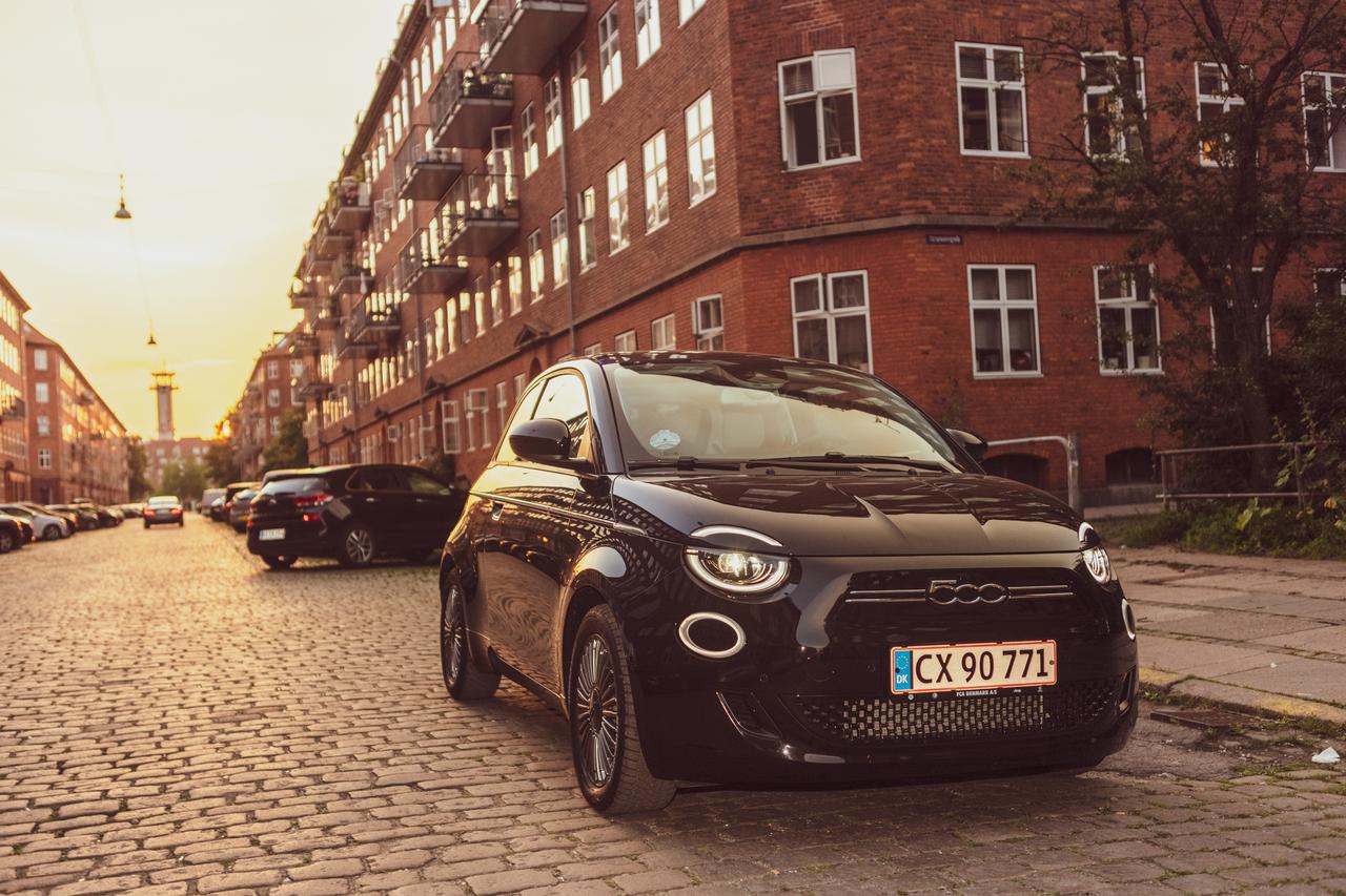 Vehicle registration plate, Automotive lighting, Car, Tire, Wheel, Window, Building