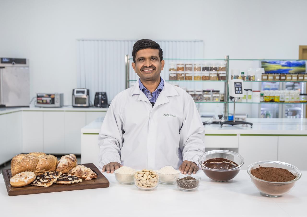 Lab coat, Collar, Baked goods, Lab, Interior, Smile, Nuts, Bowls
