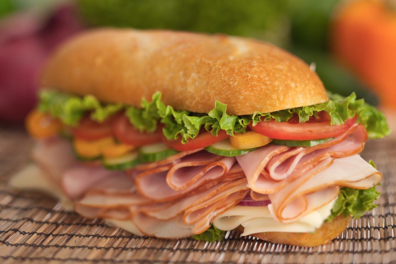 Fast food, Leaf vegetable, Ingredient, Bun, Recipe, Sandwich, Cuisine, Dish, Hamburger