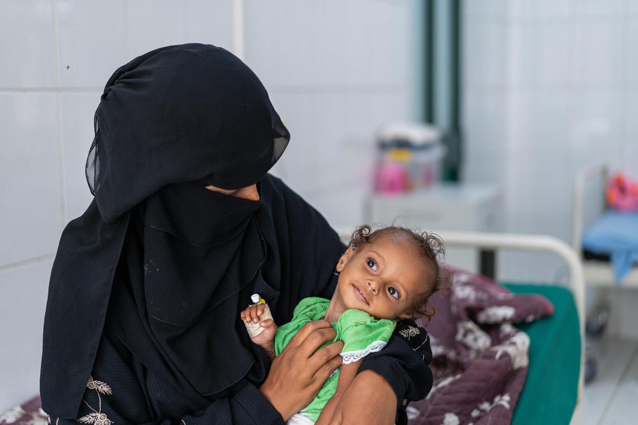 Mother and young child in hospital at Yemen