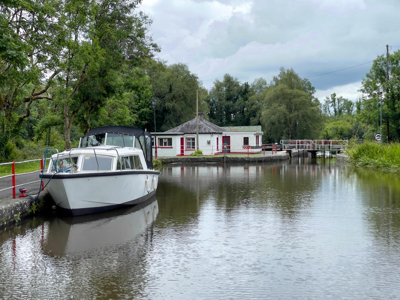 Water, Boat, Sky, Cloud, Plant, Watercraft, Vehicle, Tree, Lake, Building