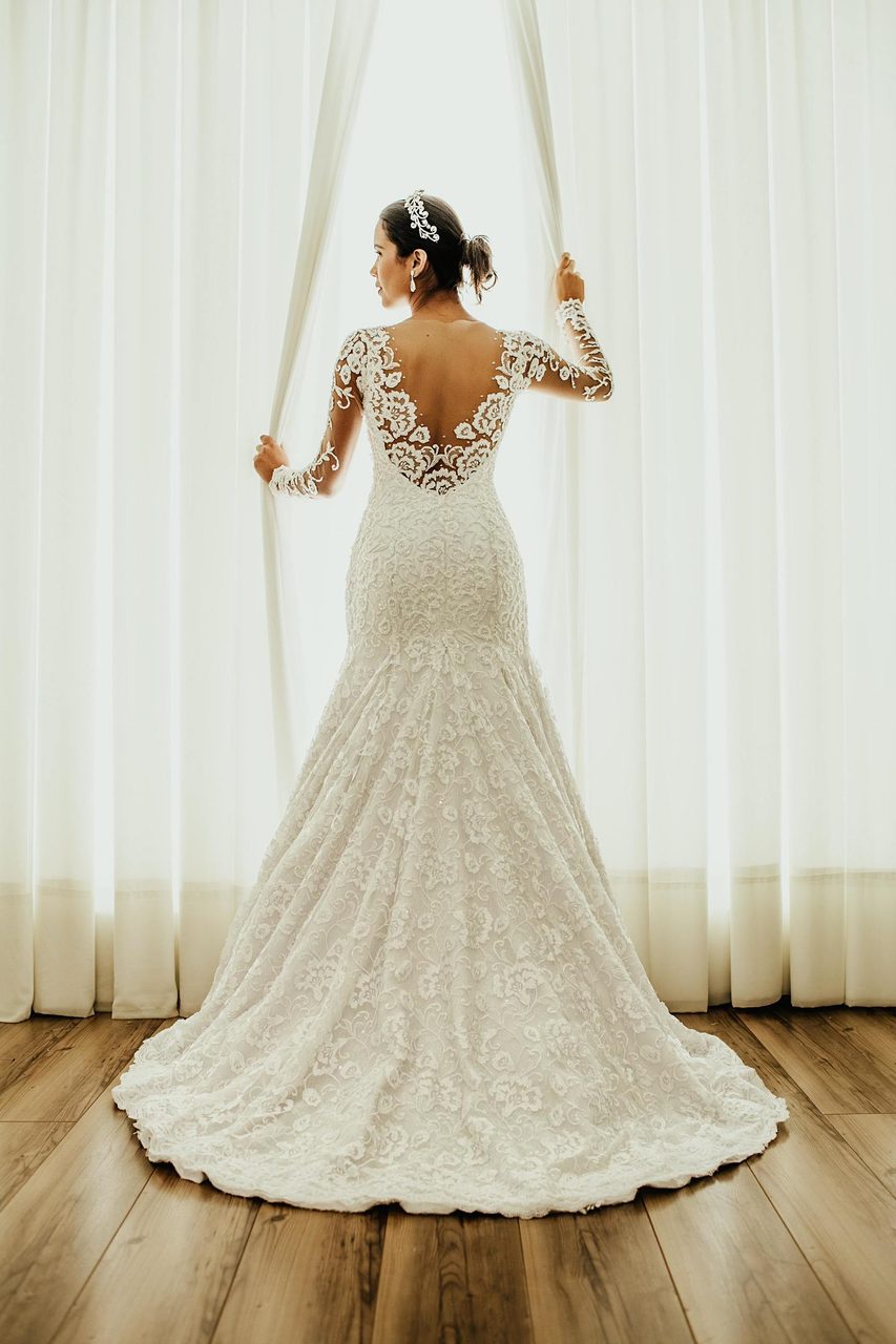 Bridal party dress, Flash photography, Outerwear, Shoulder, Neck, Waist