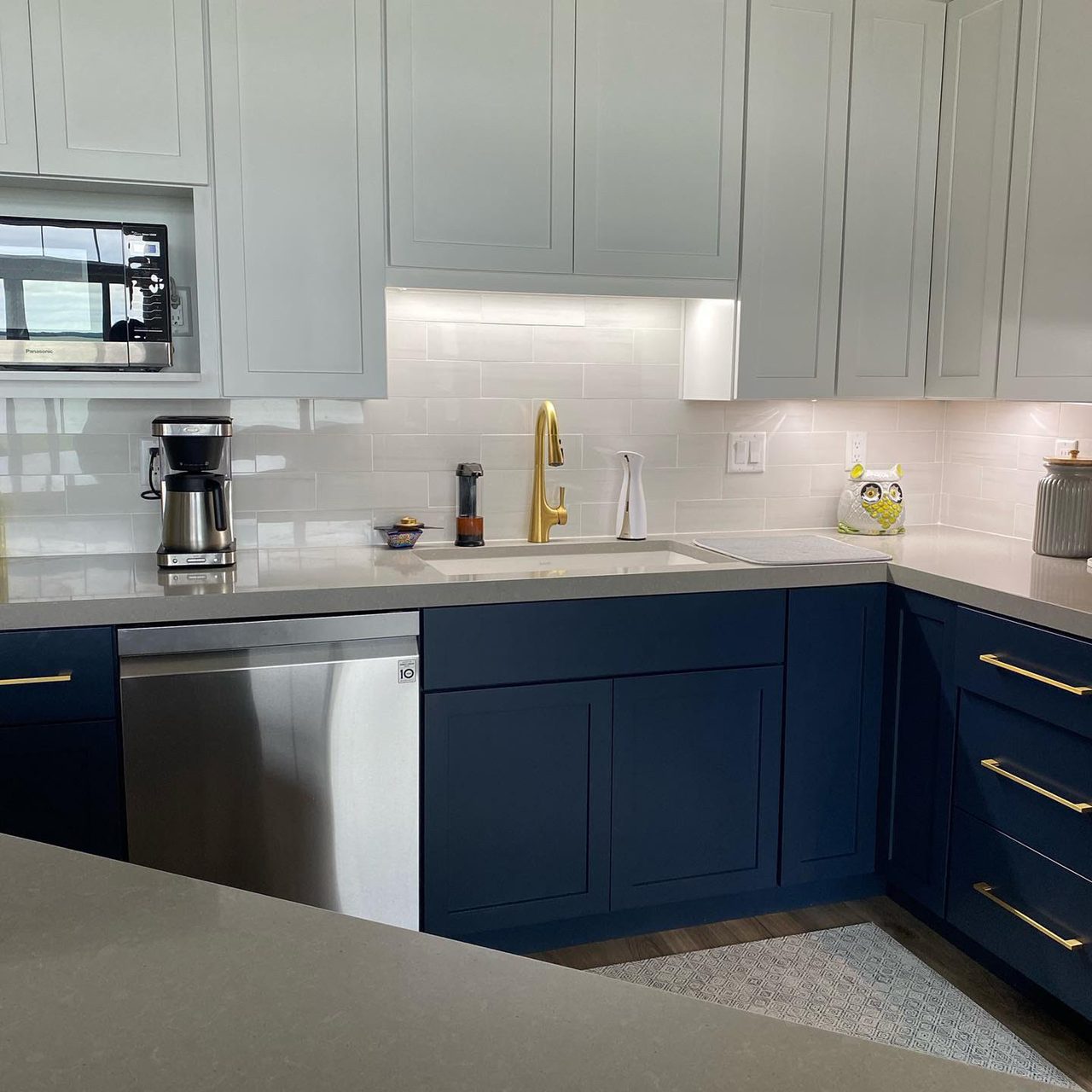 Kitchen sink, Interior design, Plumbing fixture, Countertop, Tap, Cabinetry, Property