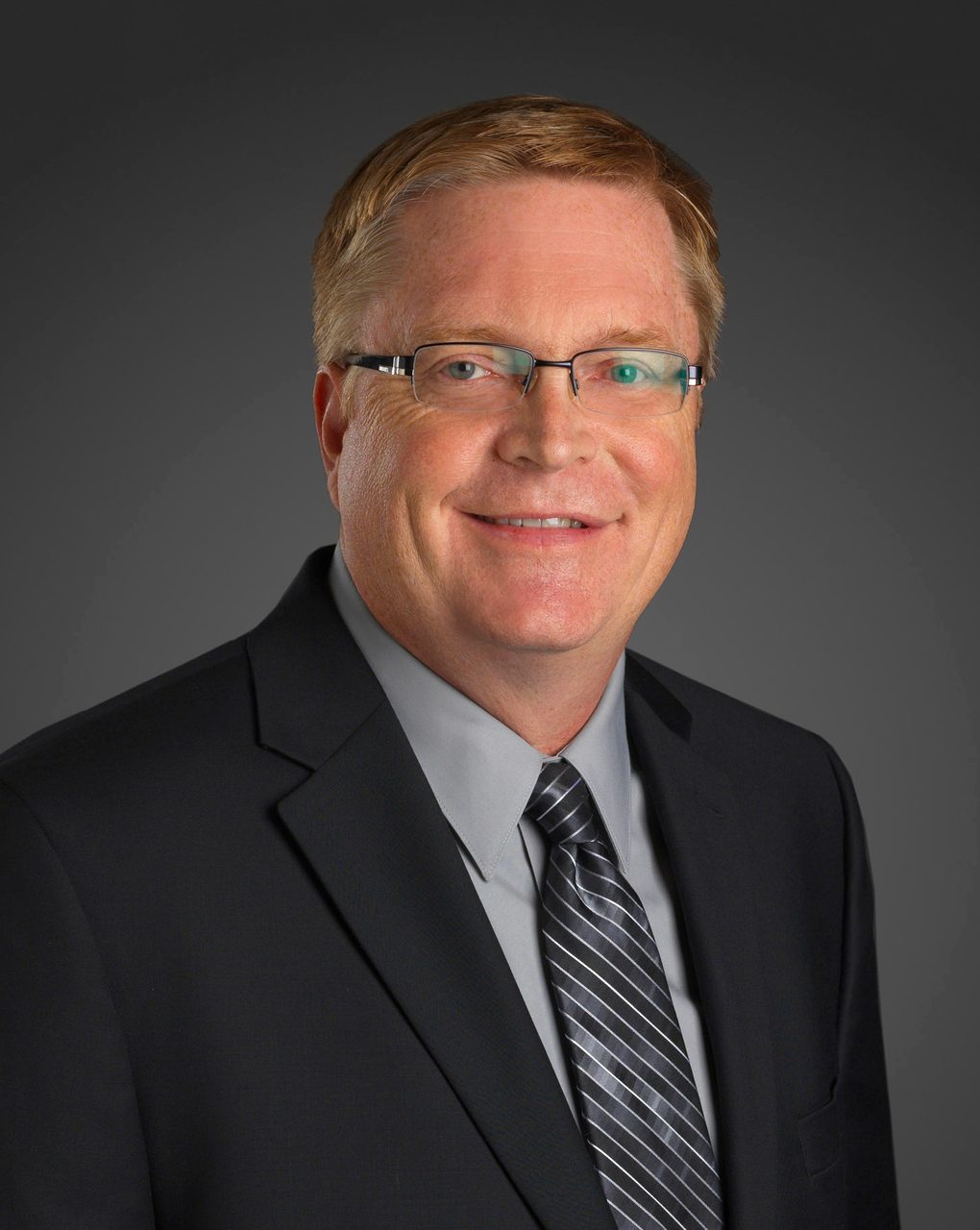 Vision care, Dress shirt, Forehead, Glasses, Chin, Smile, Tie, Coat, Sleeve, Gesture