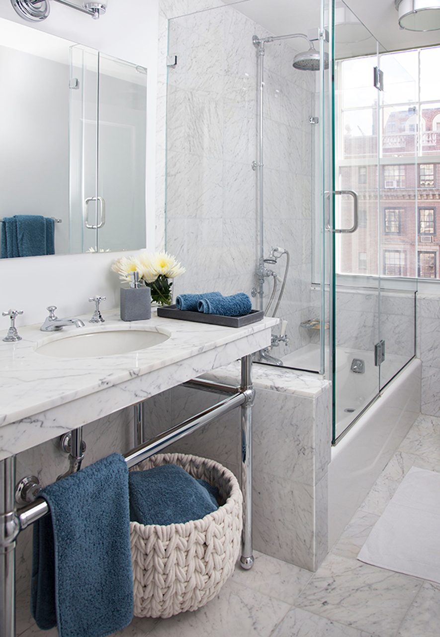 Plumbing fixture, Interior design, Mirror, Property, Sink, Tap, Bathtub, Product, Bathroom, Rectangle