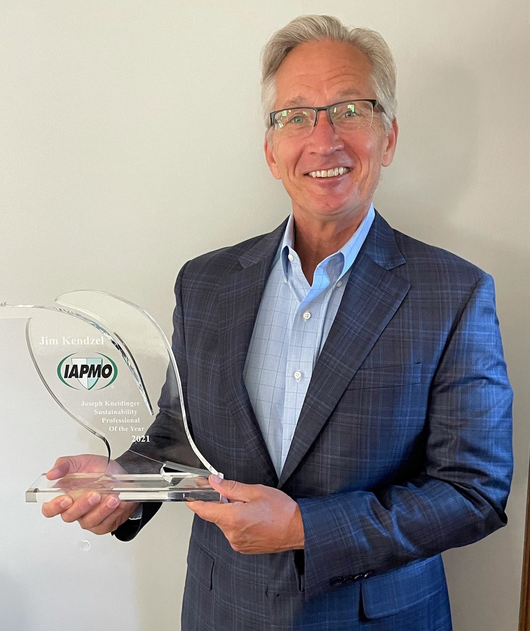 Dress shirt, Glasses, Smile, Chin, Sleeve, Gesture, Collar