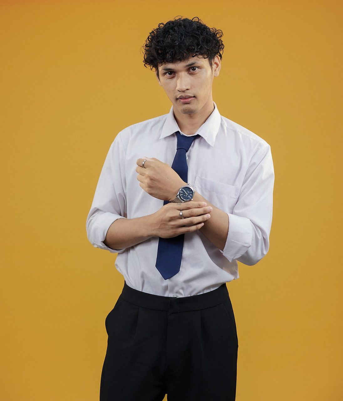 Dress shirt, Jheri curl, Hair, Chin, Hairstyle, Sleeve, Gesture, Collar, Waist, Elbow