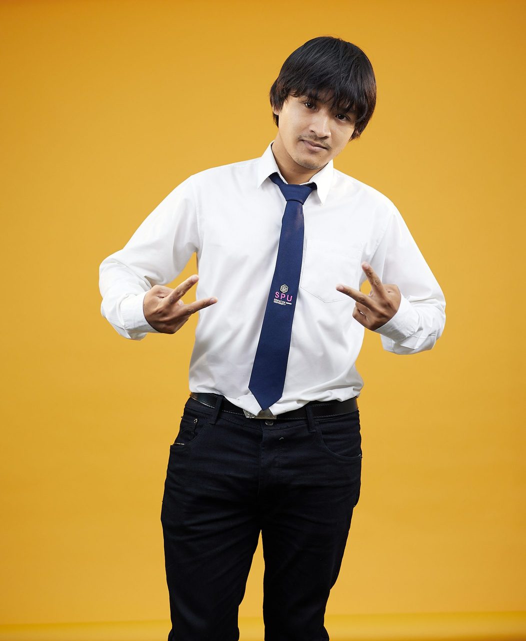 Dress shirt, Hair, Tie, Sleeve, Gesture, Collar, Happy, Elbow
