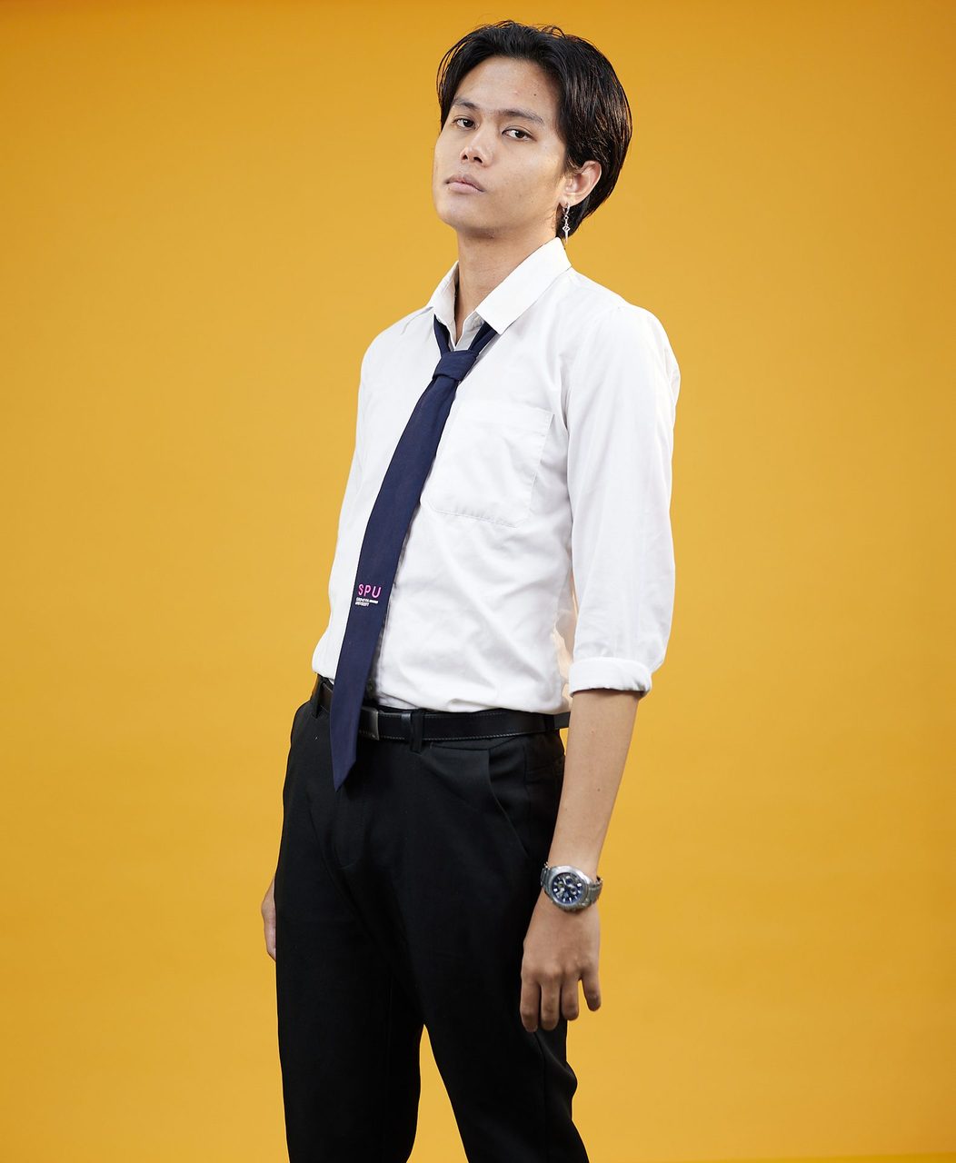 Dress shirt, Arm, Shoulder, Neck, Sleeve, Gesture, Collar, Waist, Tie