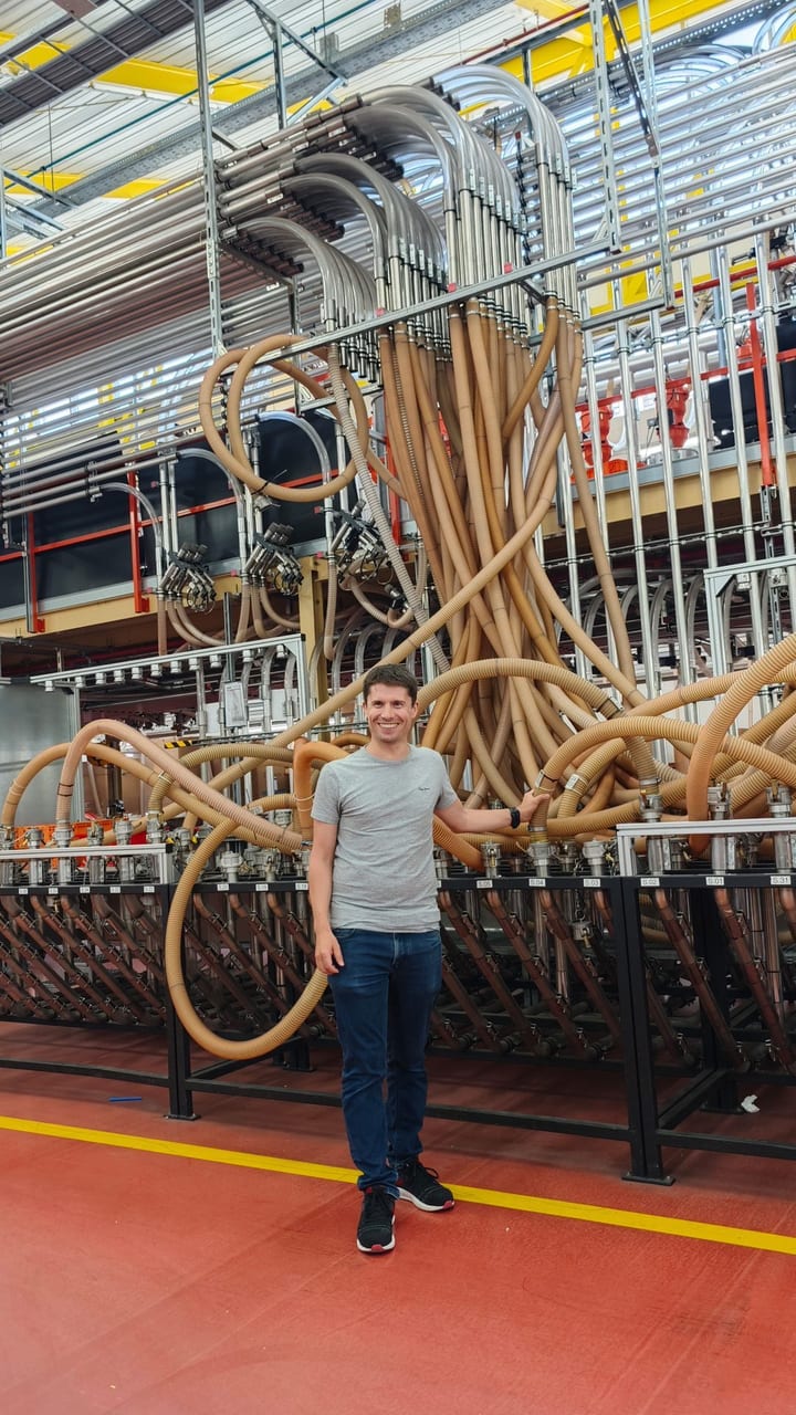 Michael Kessler, Kunststoffexperte bei Blum, in einer modernem Kunststoff kraken.