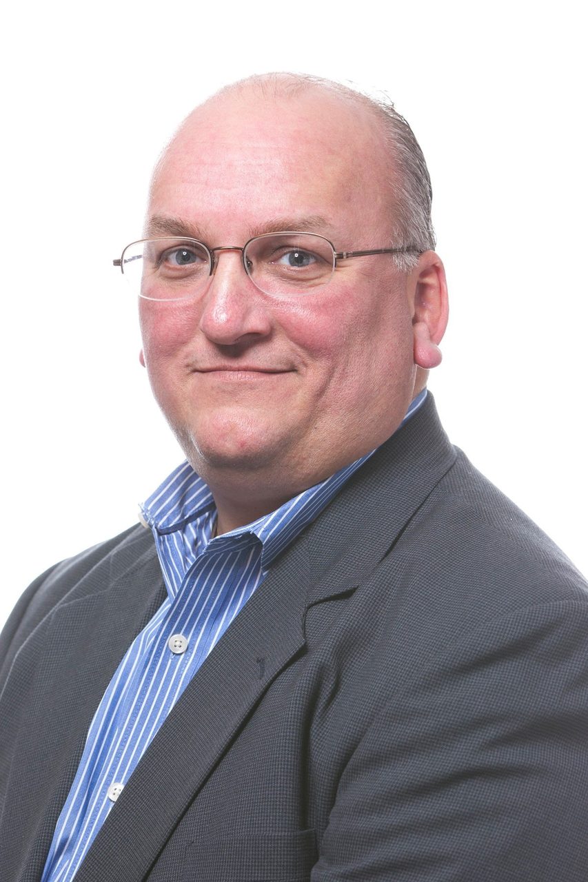 Dress shirt, Vision care, Forehead, Glasses, Chin, Smile, Sleeve, Collar, Suit