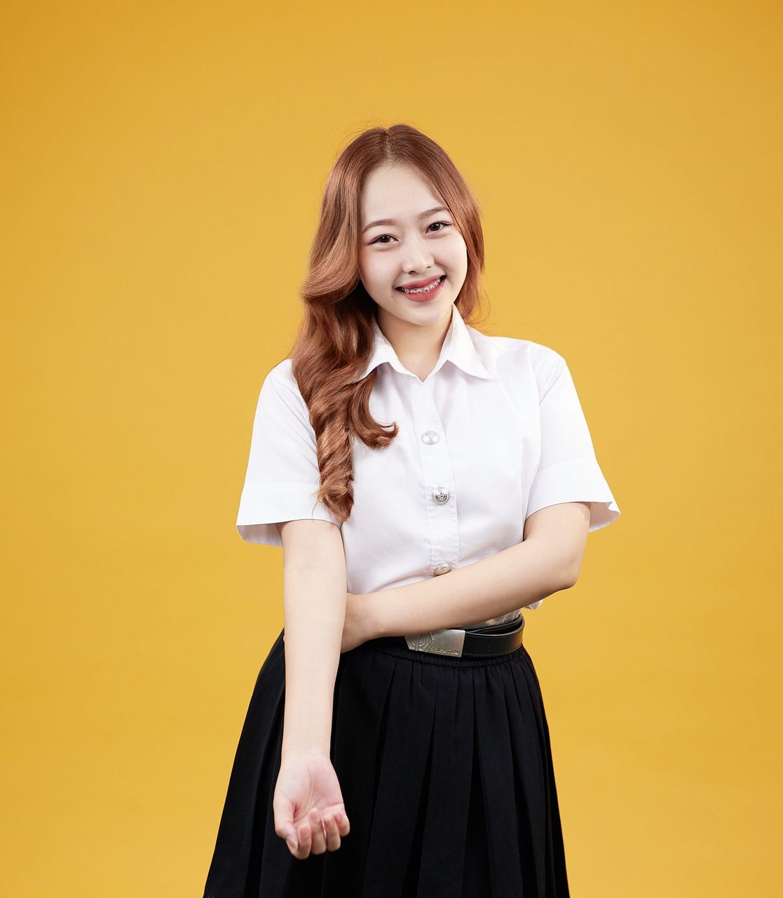 School uniform, Dress shirt, Flash photography, Hair, Smile, Neck, Sleeve, Gesture, Waist, Collar