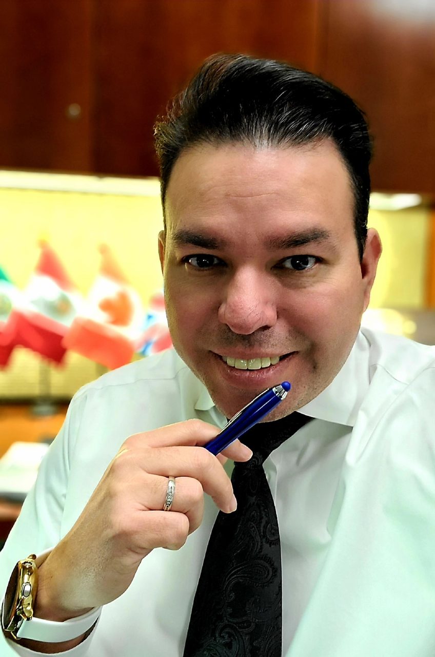 Dress shirt, Smile, Hand, Watch, Eyebrow, Jaw, Tie, Gesture, Finger, Happy