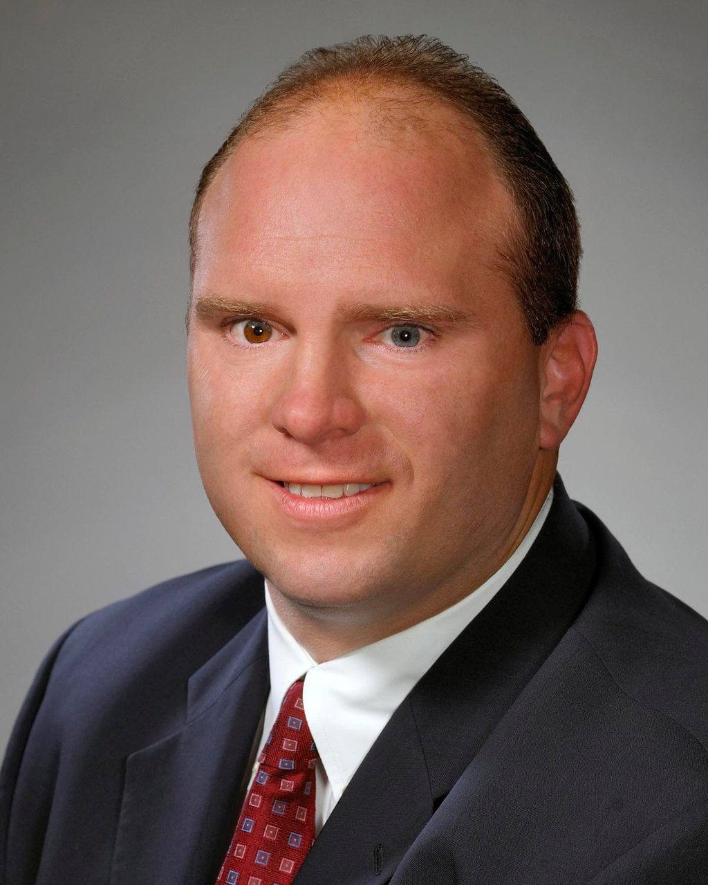Dress shirt, Forehead, Chin, Smile, Eyebrow, Eye, Tie, Neck, Jaw, Sleeve