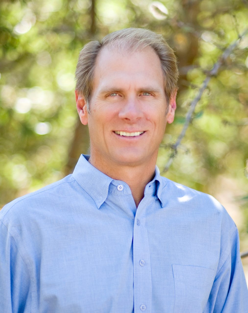 People in nature, Dress shirt, Forehead, Smile, Sleeve, Mammal, Happy, Collar