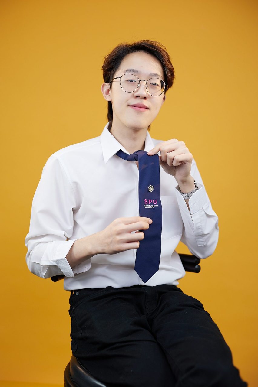 Vision care, Dress shirt, Flash photography, Glasses, Arm, Eye, Tie, Sleeve, Gesture, Happy