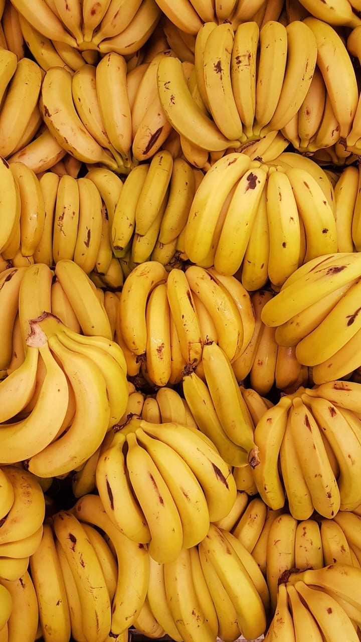 Cooking plantain, Saba banana, Natural foods, Staple food, Photograph, Plant, Fruit, Yellow