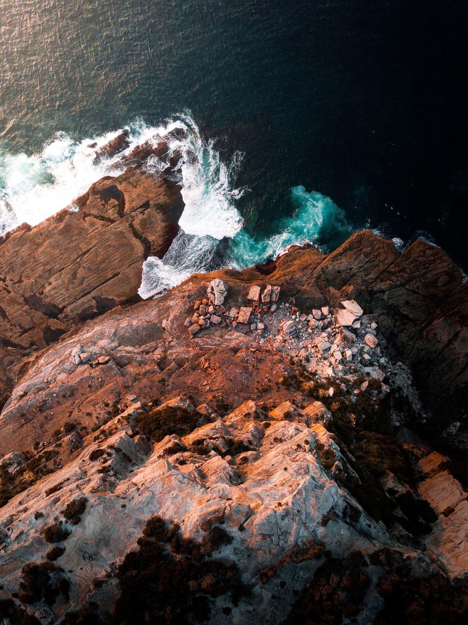 Coastal and oceanic landforms, Water, Sky, Cloud, Bedrock, Terrain