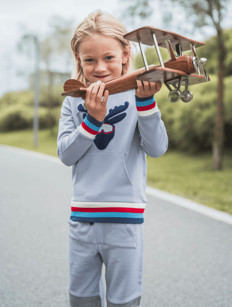 Musical instrument, Violin family, Street fashion, Head, Photograph, Plant, Sleeve, Gesture, Fiddle, Happy