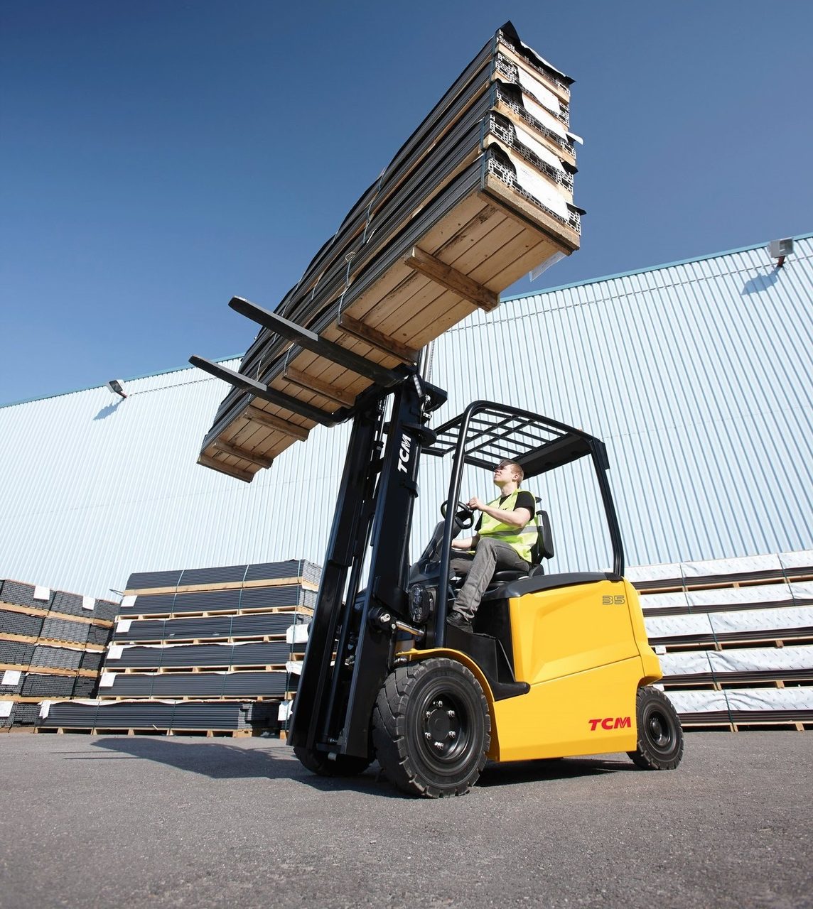 Forklift truck, Motor vehicle, Automotive tire, Wheel, Sky, Tread, Asphalt