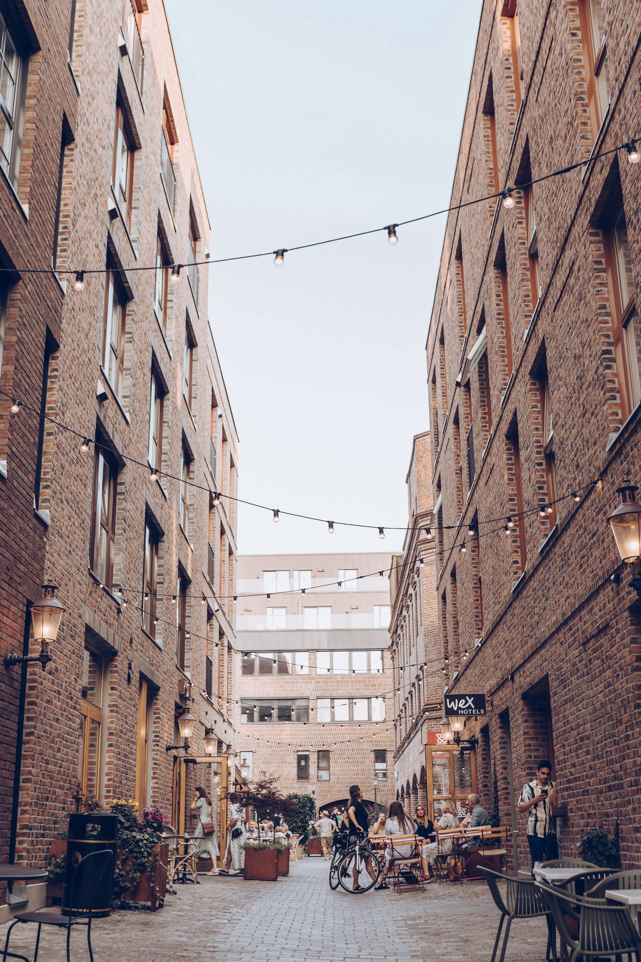 Urban design, Road surface, Daytime, Building, Sky, Infrastructure, Thoroughfare, Alley, Neighbourhood, Window