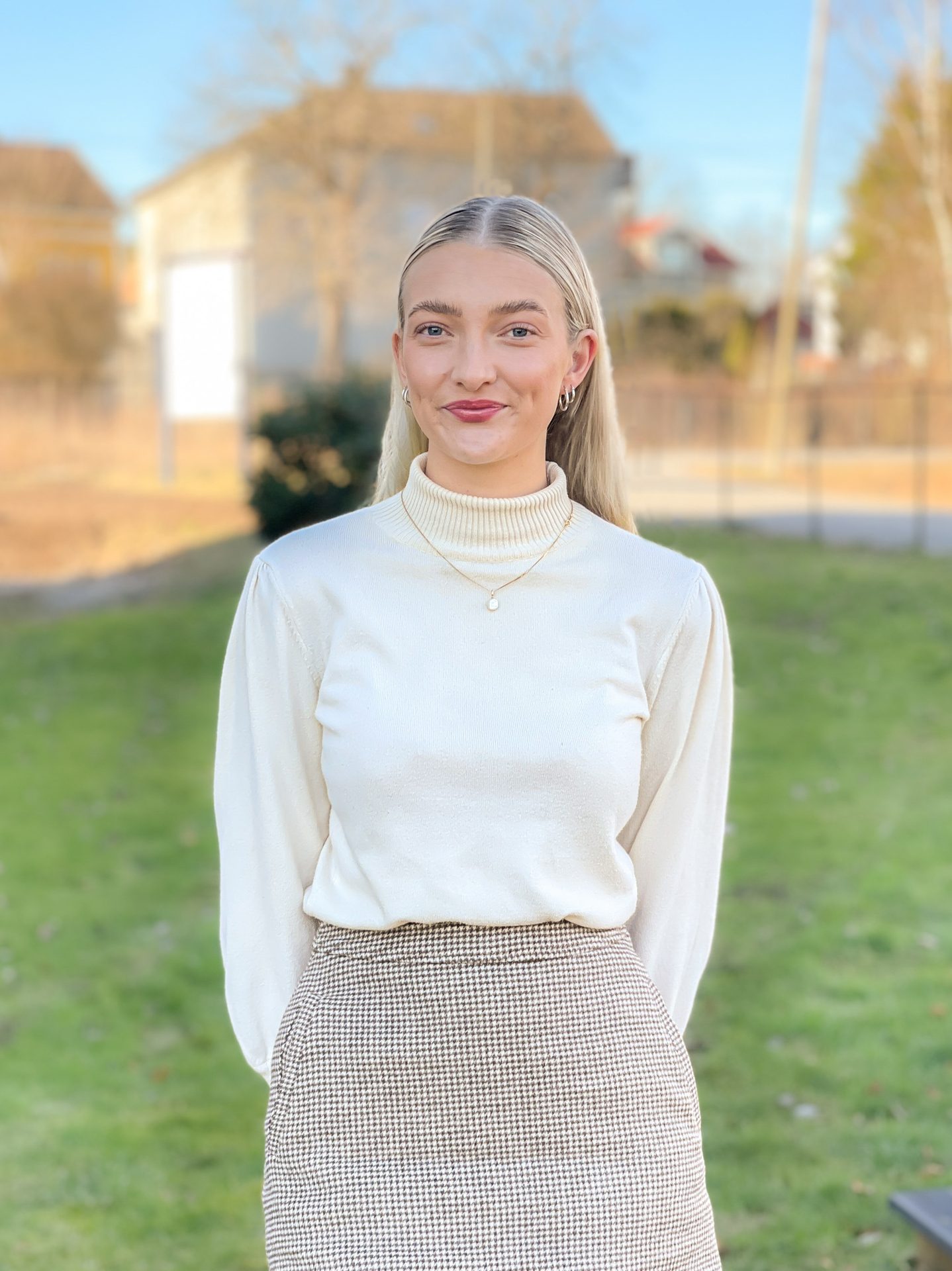 Flash photography, Smile, Shoulder, Neck, Fashion, Sleeve, Standing, Waist, Dress, Grey