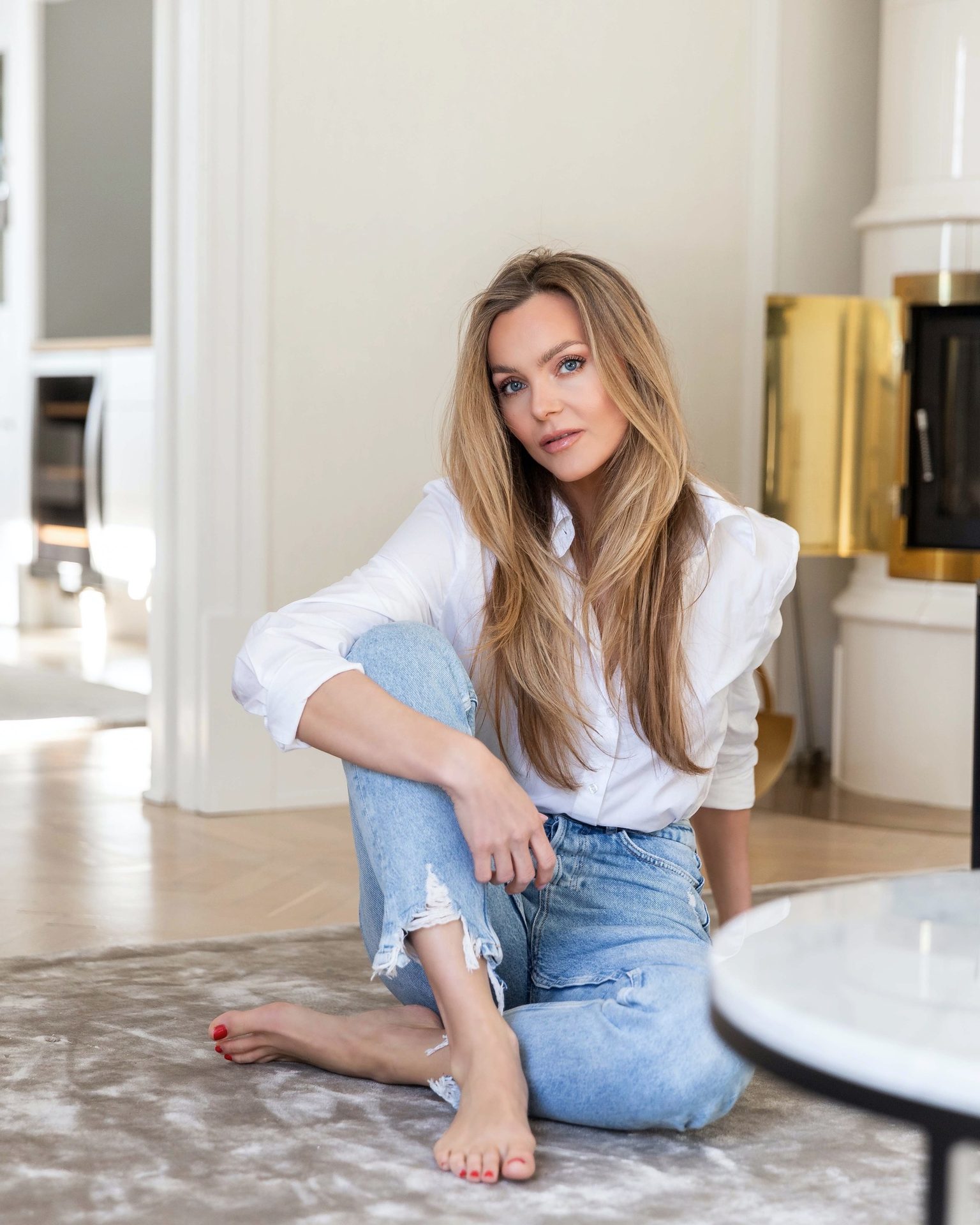 Joint, Jeans, Leg, Sleeve, Waist, Wood, Thigh, Flooring, Floor, Knee