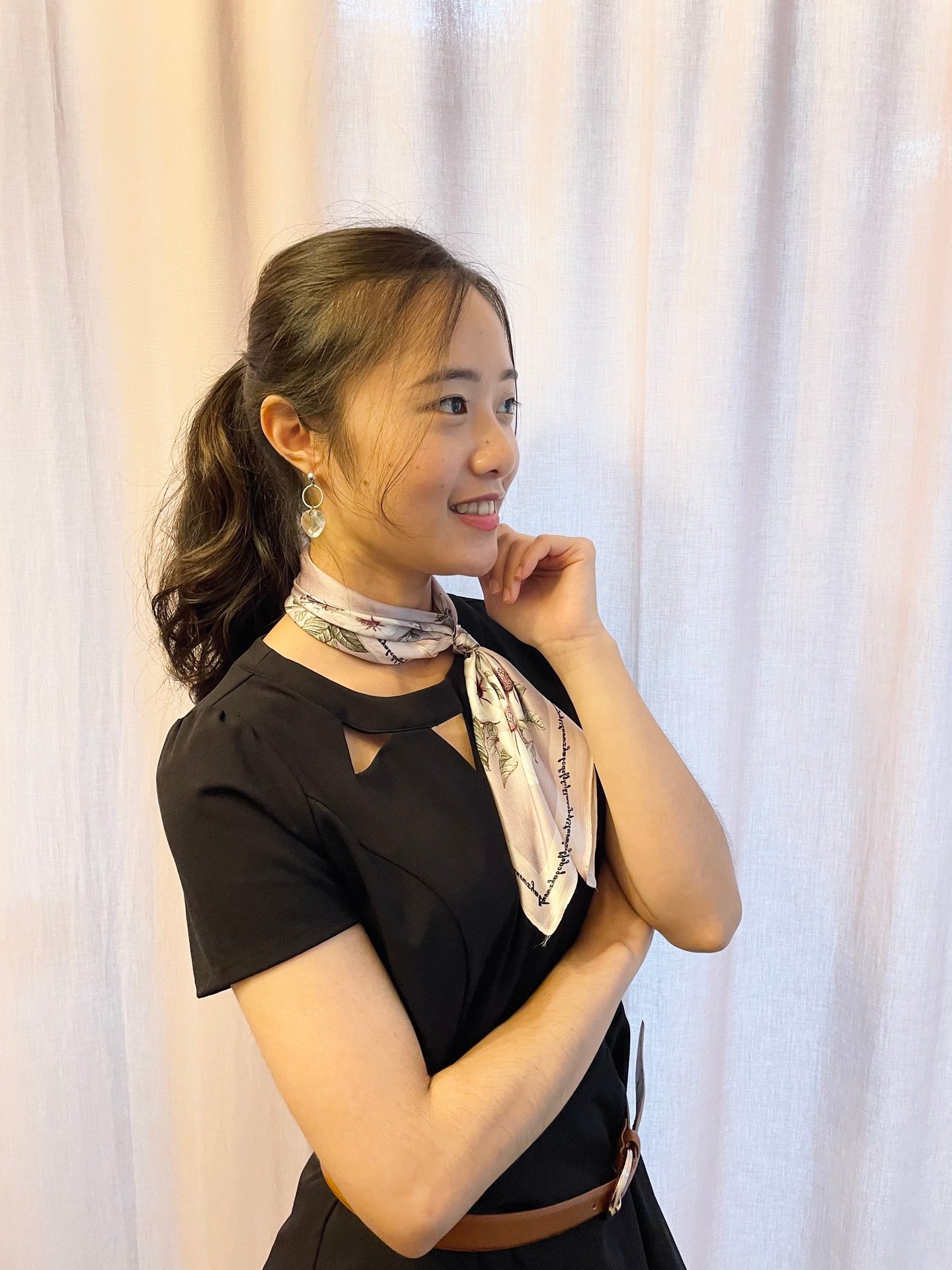 Flash photography, Joint, Shoulder, Smile, Neck, Sleeve, Gesture