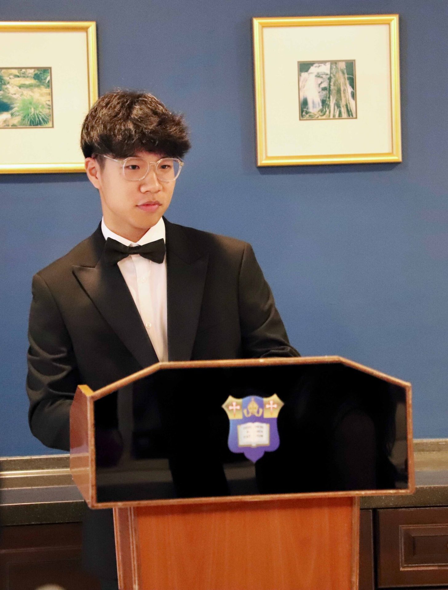Picture frame, Dress shirt, Microphone, Podium, Lectern, Tie, Coat, Collar