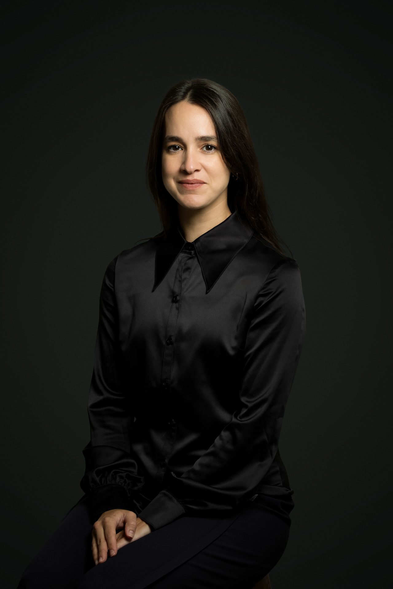 Dress shirt, Flash photography, Neck, Sleeve, Smile, Gesture, Grey, Collar, Waist