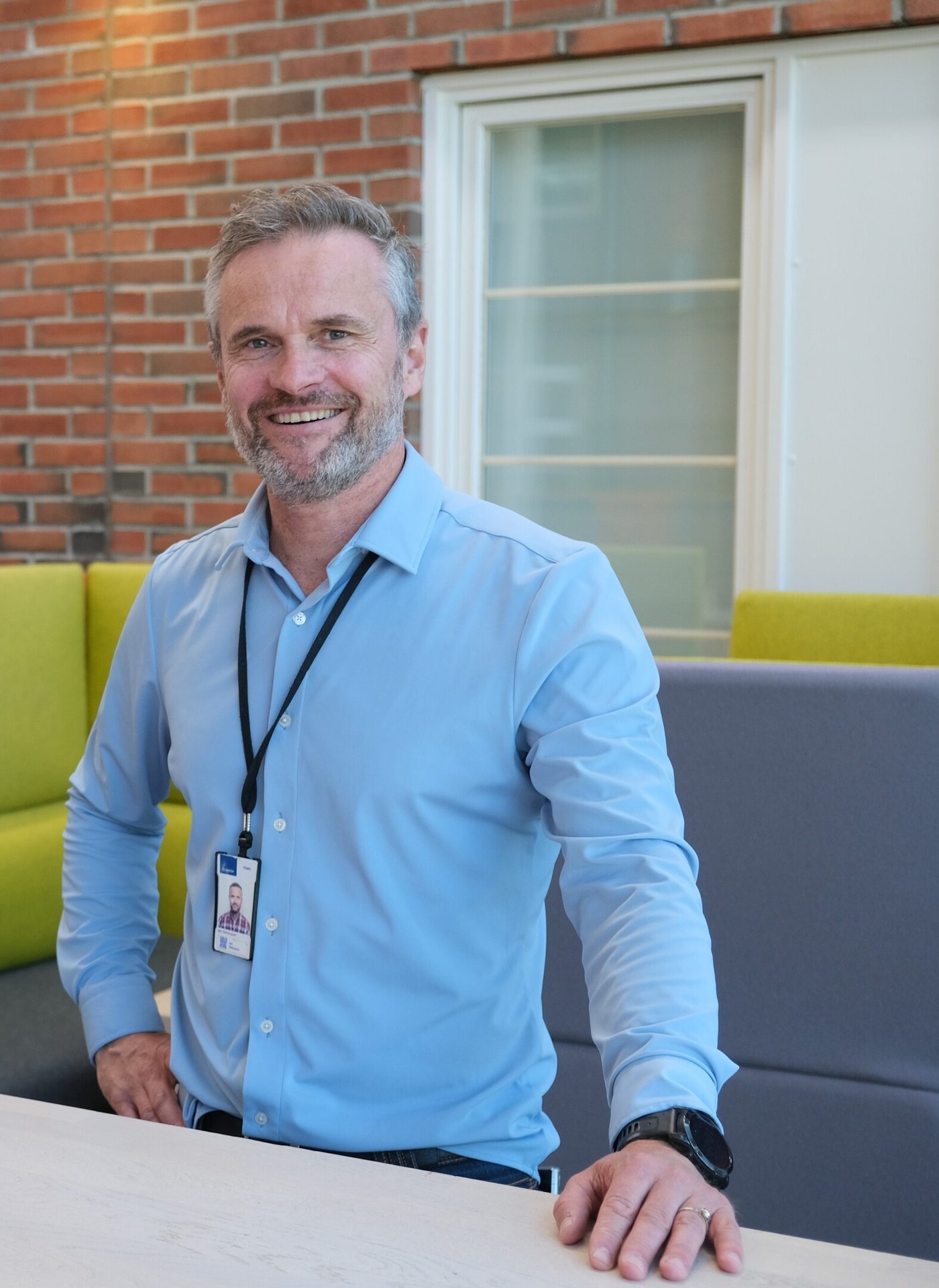 Facial expression, Dress shirt, White-collar worker, Sleeve, Shoulder, Smile, Standing, Tooth, Happiness