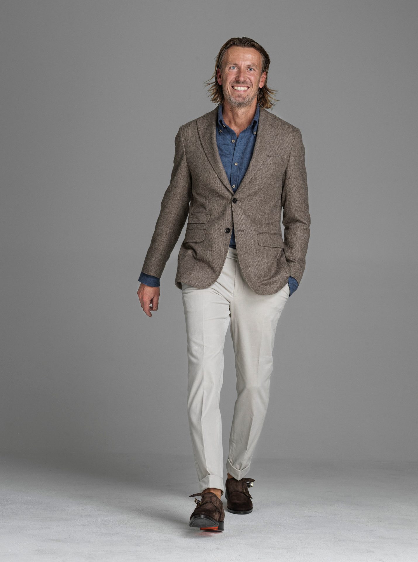 Dress shirt, Joint, Trousers, Shoe, Outerwear, Arm, Shoulder, Leg, Smile, Neck