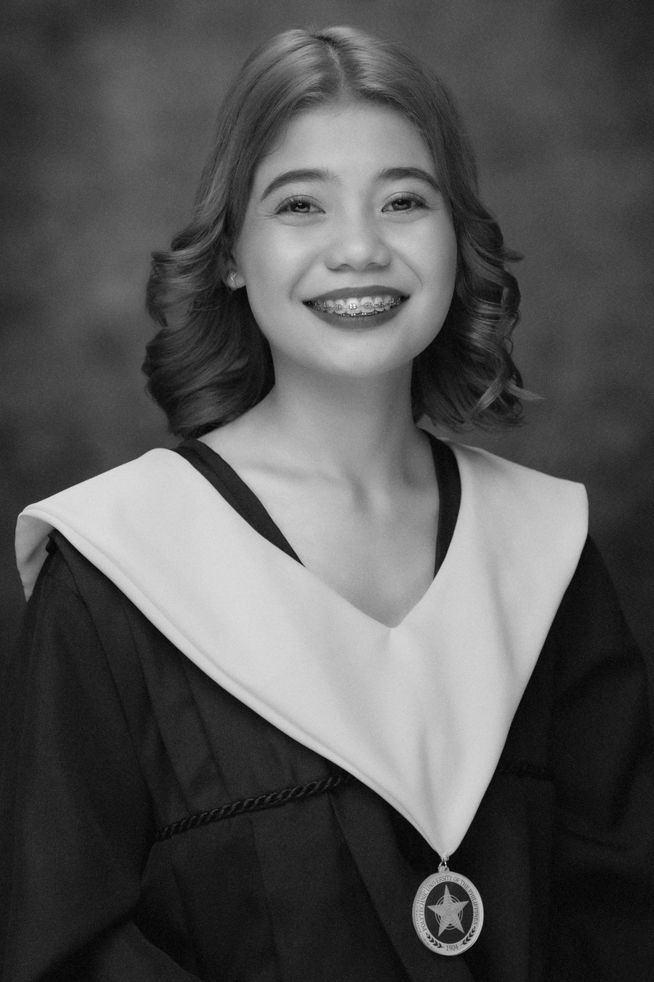 Flash photography, Smile, Lip, Eye, Neck, Sleeve, Happy, Style, Black-and-white, Collar