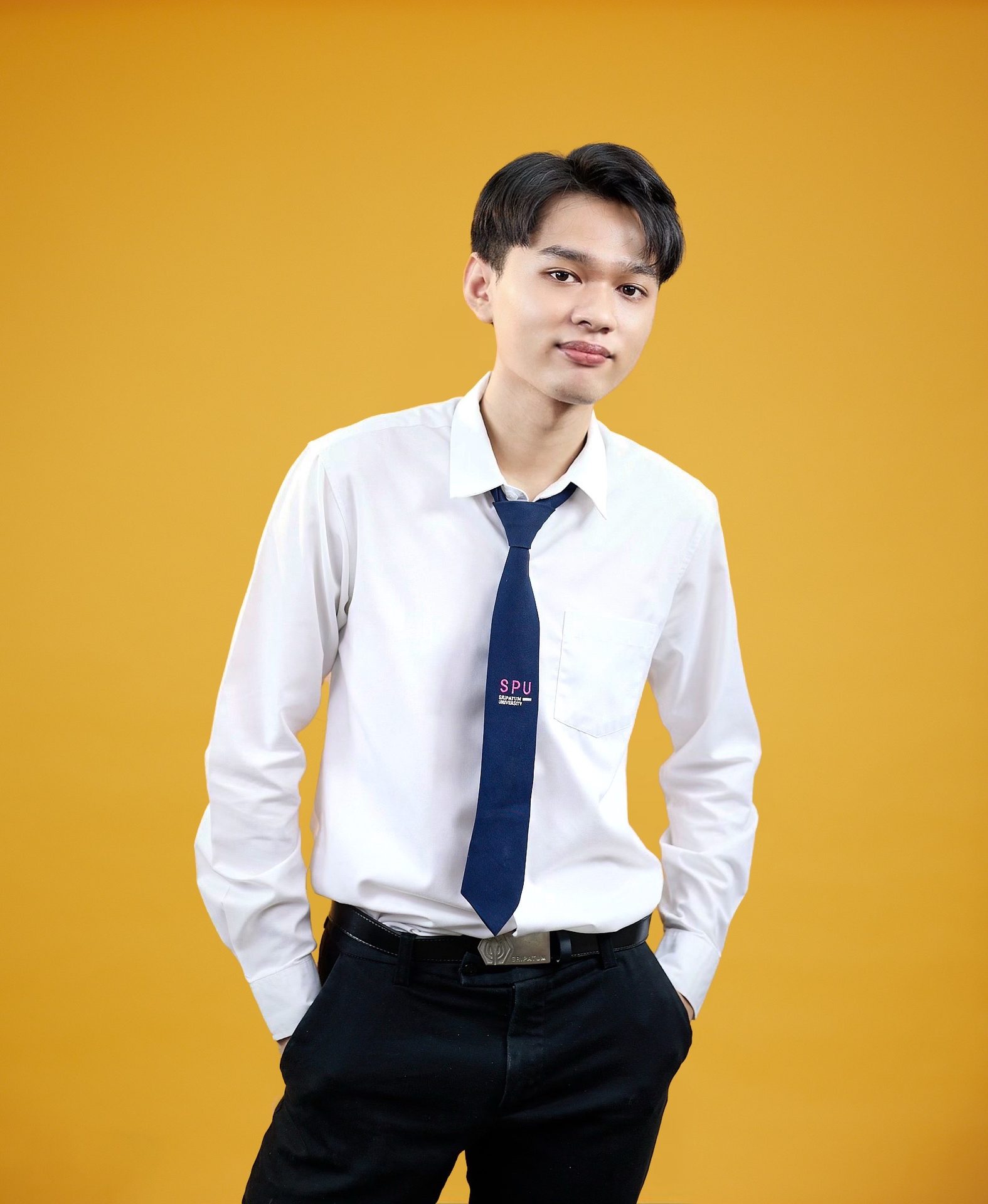 Dress shirt, Human body, Outerwear, Arm, Shoulder, Tie, Smile, Neck, Sleeve