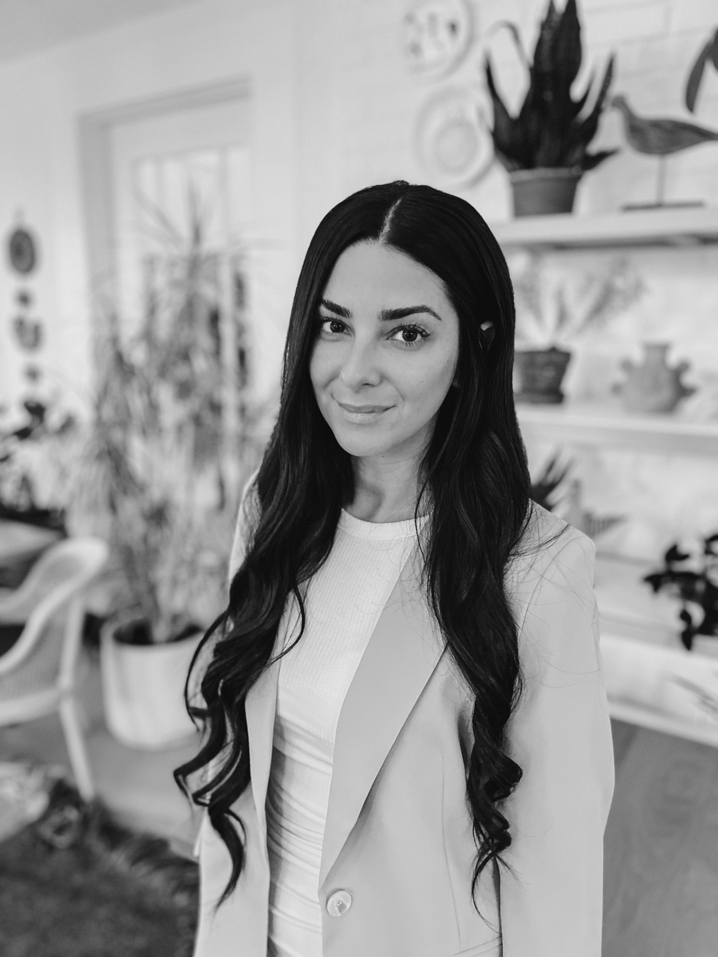 Flash photography, Face, Hair, Lip, Hairstyle, Smile, Eye, White, Black, Fashion