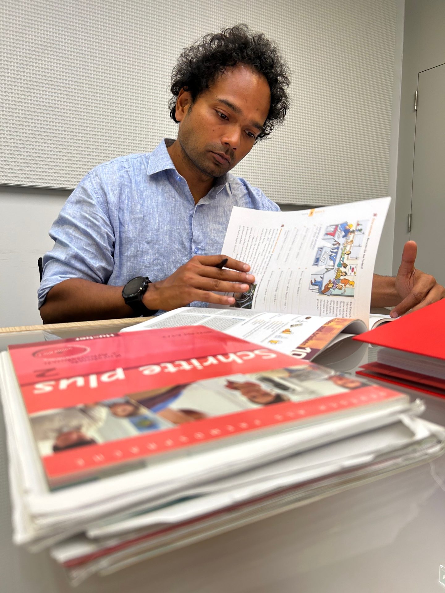 Ankur Jaiswal bei der Qualitätskontrolle eines Stoffes bei Getzner Textil.