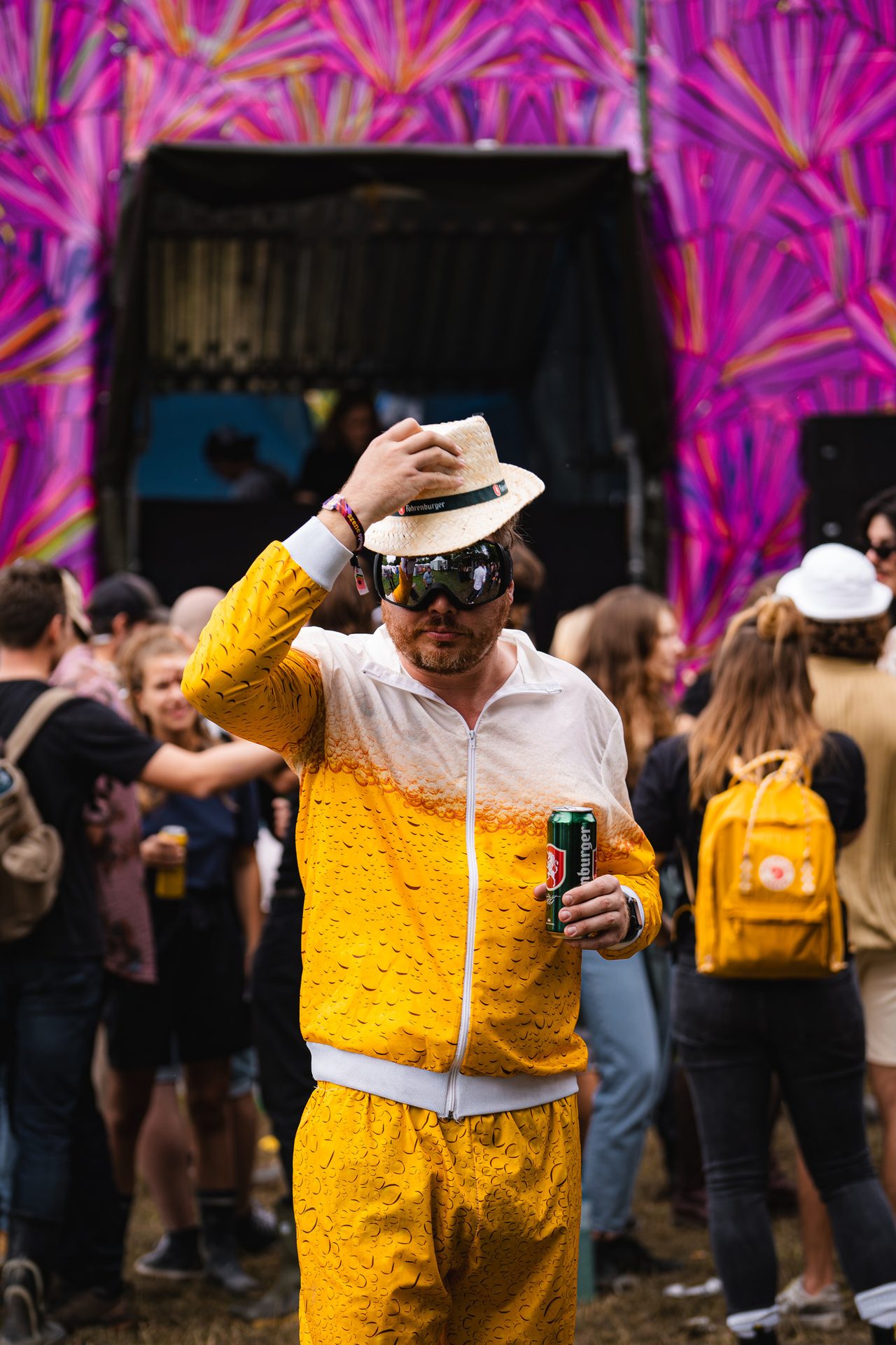 Dennis von Fohrenburg mit Sonnenbrille auf dem Szene Openair Festival