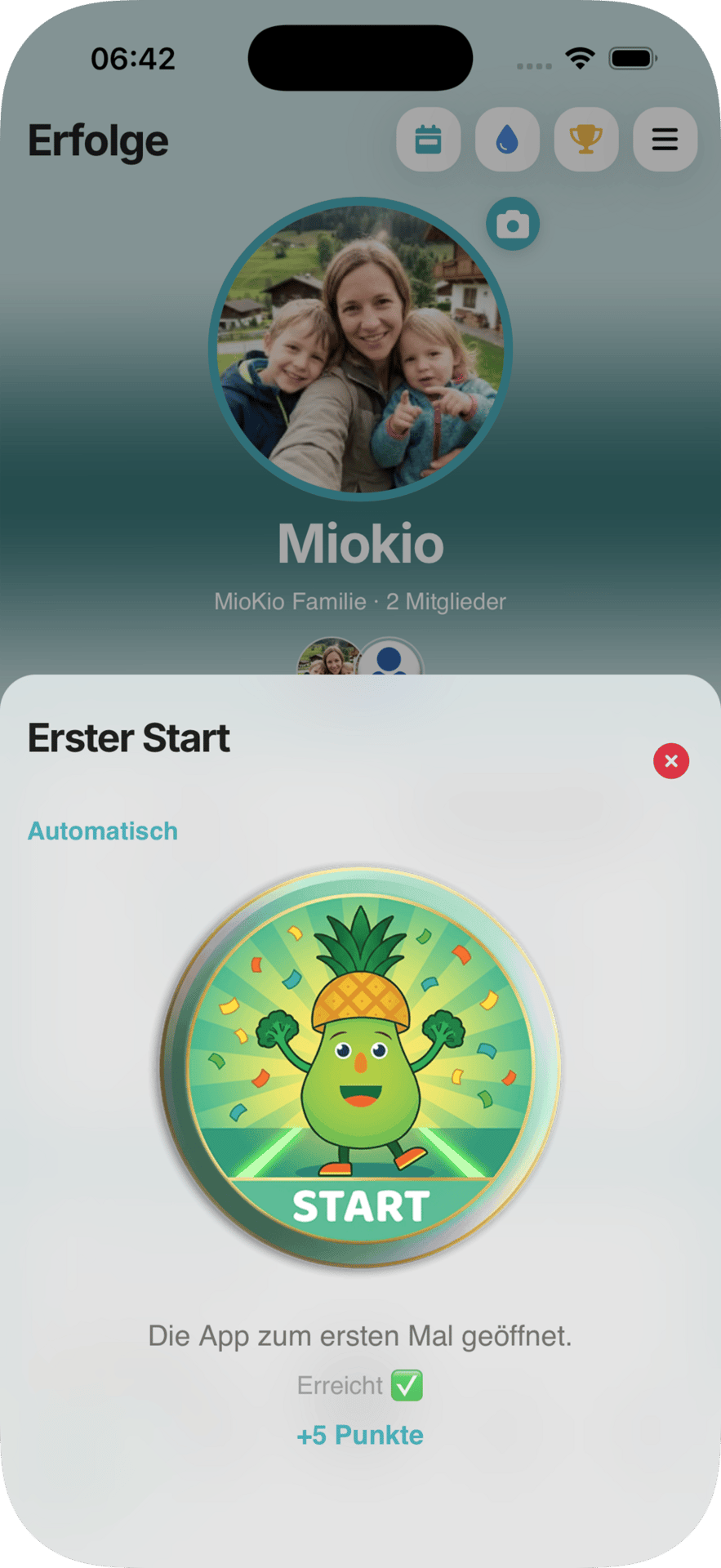 Mobile app screen showing an achievement popup titled 'Erster Start' with a pineapple character badge.