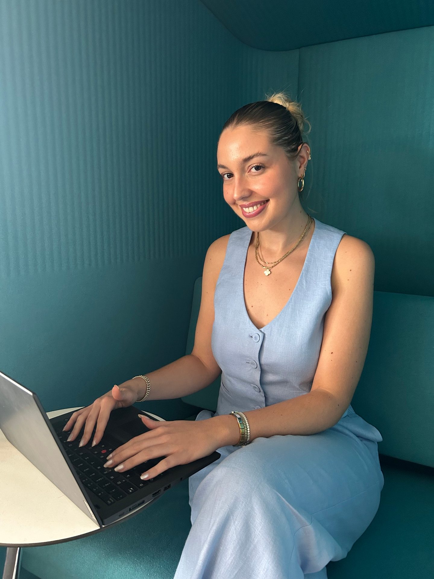 Personal computer, Flash photography, Joint, Smile, Shoulder, Laptop, Neck, Sleeve, Typing